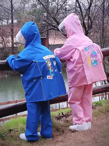 小孩雨衣推薦｜4大實用特色搞定上學雨天！書包位與兩件式怎麼選？爸媽必看選購攻略