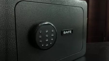 電子防盜密碼保險箱 5大特色 防火防爆 指紋解鎖 適合家庭與辦公室 推薦選購指南