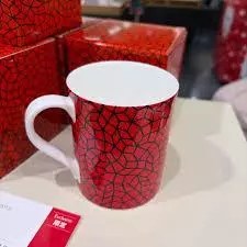 草間彌生馬克杯推薦：5大特色、370ml容量與方形禮品盒，送禮自用怎麼選