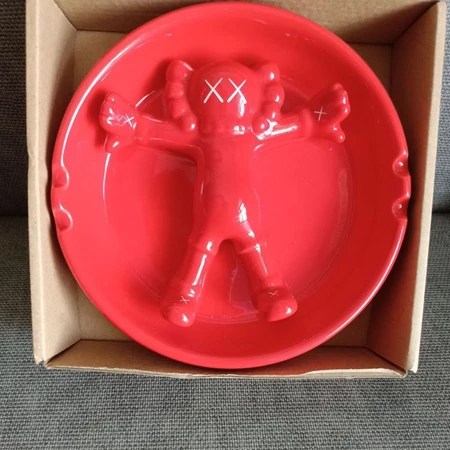 KAWS 煙灰缸推薦：4大特色、約6×6 cm 紅色款與購買前必看重點